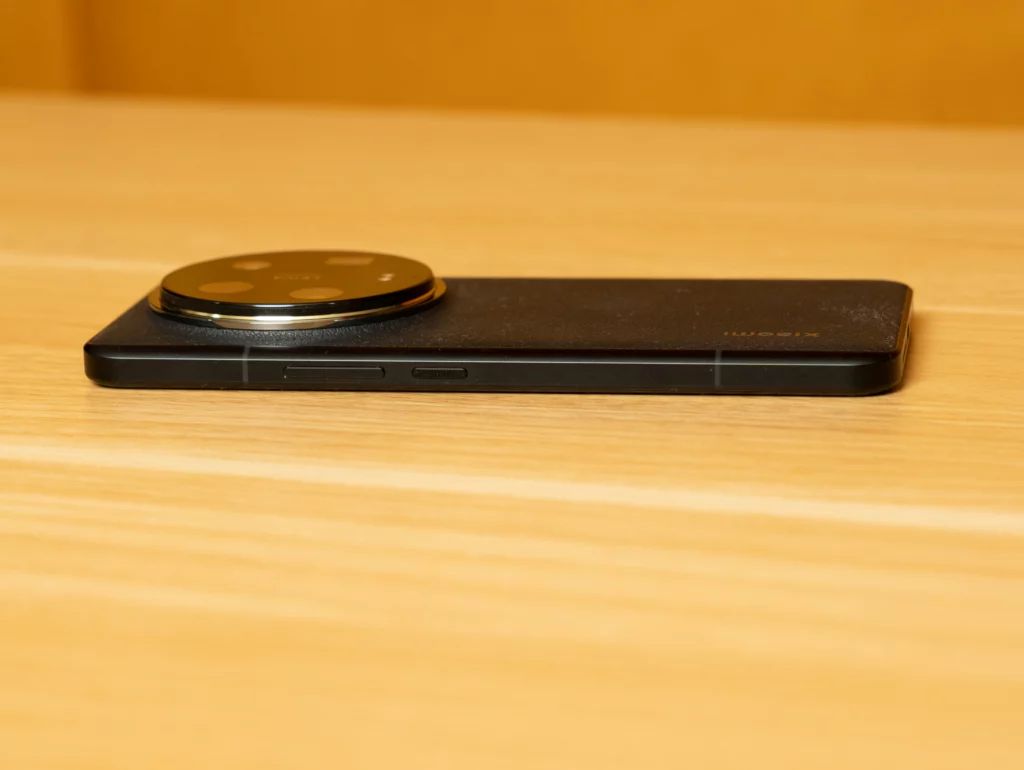Xiaomi 14 Ultra right-side view